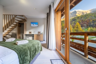 Quadruple duplex room