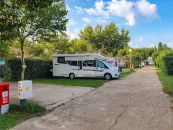 Emplacement - Emplacement Confort Xl Tente/Van/Caravane/Camping-Car (Avec Électricité) - Camping City