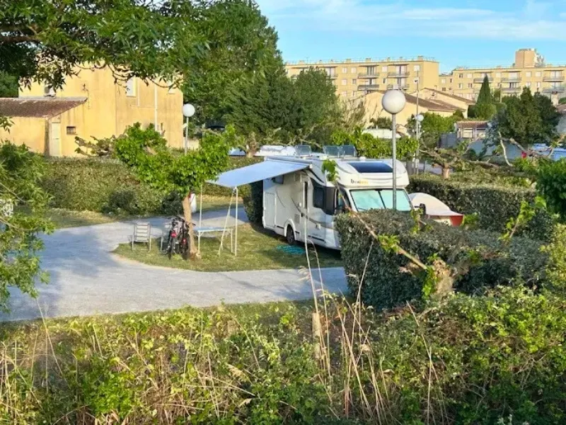 Emplacement Confort Large Tente/Van/Caravane/Camping-Car (Avec Électricité)