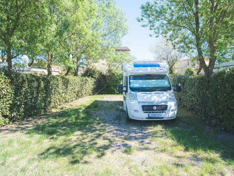 Emplacement Confort Large Tente/Van/Caravane/Camping-Car (Avec Électricité)