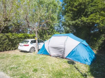 Emplacement - Emplacement Confort Medium Pour Tente/Van <5M (Avec Électricité) - Camping City