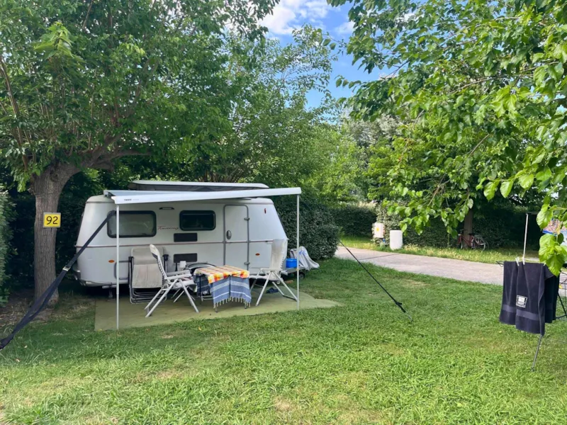 Emplacement Confort Large Tente/Van/Caravane/Camping-Car (Avec Électricité)