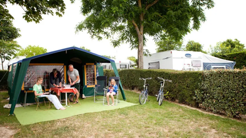 Emplacement Avec Électricité + Eau + Évacuation / D