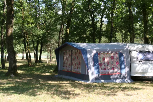 Emplacement - Forfait Camping (1 Emplacement, 1 Véhicule, 2 Personnes) - image n°5 - Camping Onlycamp Lac du Marandan