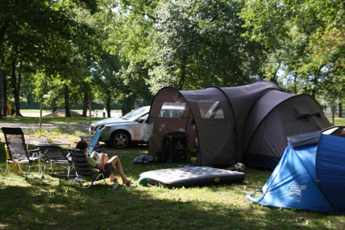 Emplacement Avec  Véhicule + 1 Tente Ou 1 Caravane Ou 1 Camping Car + Électricité 10A
