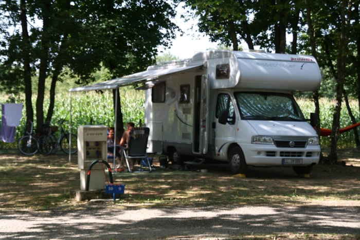 Emplacement Avec  Véhicule + 1 Tente Ou 1 Caravane Ou 1 Camping Car + Électricité 10A