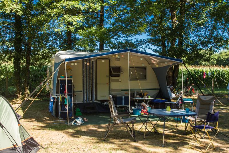 Emplacement avec  véhicule + 1 tente ou 1 caravane ou 1 camping car + électricité 10A