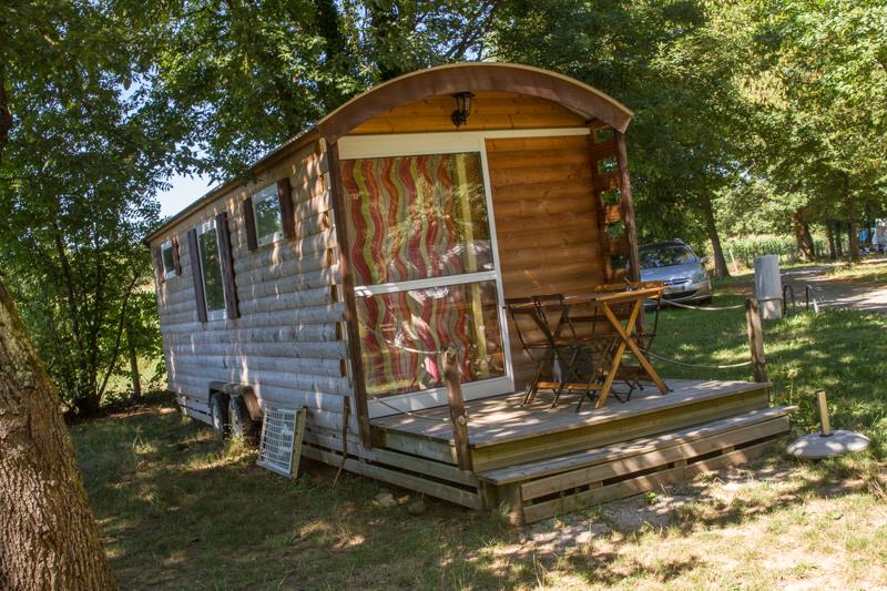 Accommodation - Gipsycar Standard 20M² (1 Bedroom) Without Private Facilities - Flower Camping Lac du Marandan
