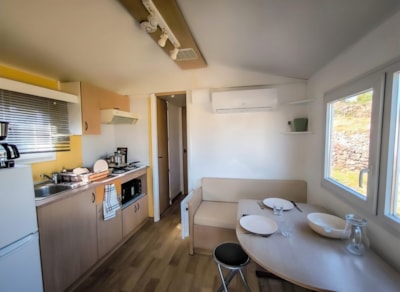 4-person mobile home with a small terrace (with air conditioning)