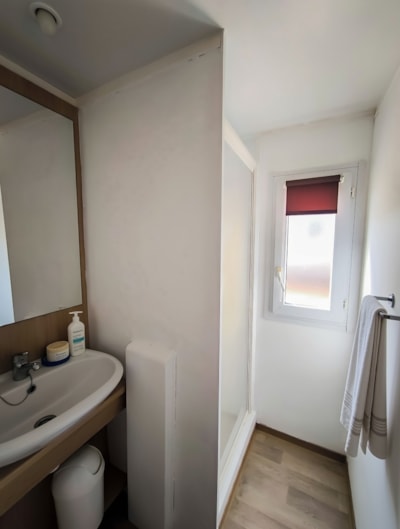 4-person mobile home with a small terrace (with air conditioning)