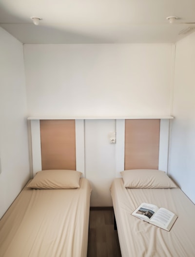 4-person mobile home with a small terrace (with air conditioning)