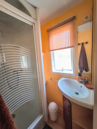 4-person mobile home with a large patio (with air conditioning)