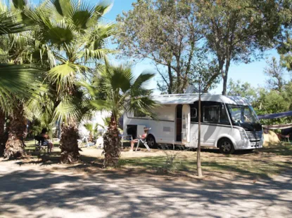 Privilège Piazzola : 1 Roulotte, Camper + 1 Auto + Elettricità 10 Amp + Raccordo All'acqua + Scarico