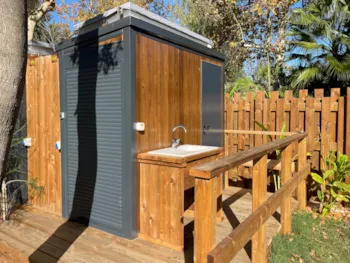 Stellplatz - Premium Stellplatz: 1 Wohnwagen  Oder Wohnmobil+ Strom 10A+ Privatsanitär - Airotel Camping Le Soleil