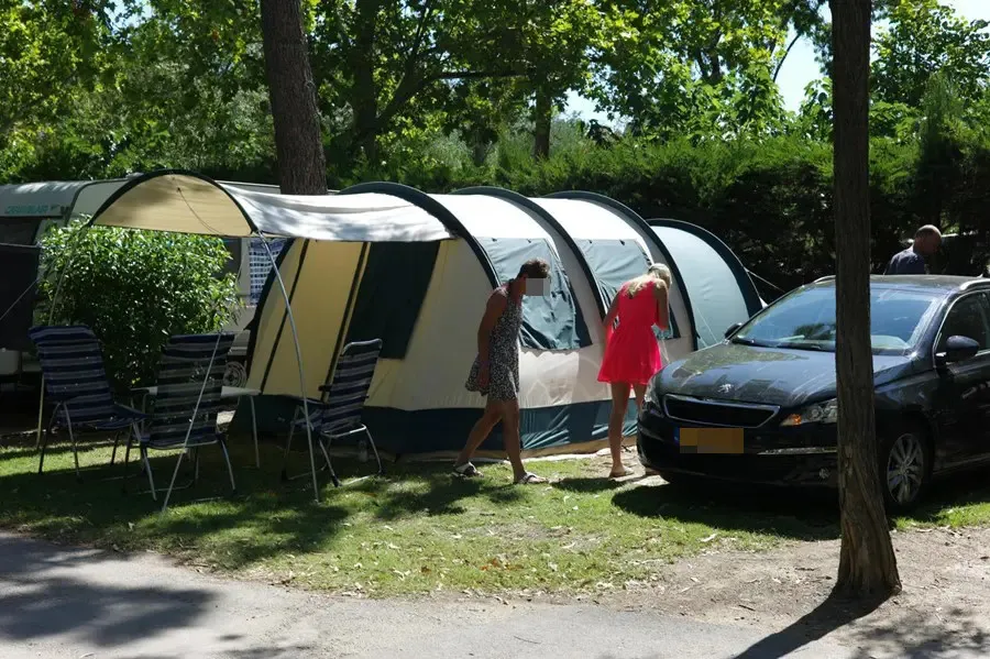 CONFORT Kampeerplaats : 1 voertuig + tent, caravan of camper + elektriciteit 6 Amp