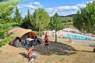 Emplacement - Forfait ** Caravane, Camping-Car Ou Tente, Électricité 10A, 1 Voiture - Yelloh! Village Domaine d'Arnauteille