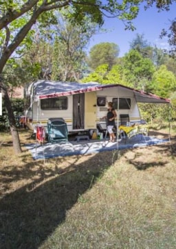 Kampeerplaats(en) - Basisprijs Comfortplaats 1 Tent Of Caravan + 1 Auto + Elektriciteit 10A - Camping L'OLIVERAIE