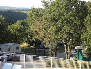 Kampeerplaats(en) - Standplaats (Voertuig + Caravan/Tent) - Camping Bellevue