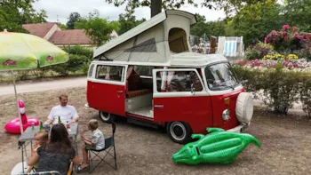 Mietunterkunft - Happiness - Den Stellplatz Für Einen Ungewöhnlichen Aufenthalt In Einem Volkswagen-Kombi - Camping La Grande Tortue