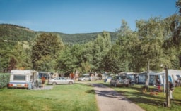 Kampeerplaats(en) - Standplaats Confort : Elecktriciteit - Camping Sunêlia Le Domaine de Champé