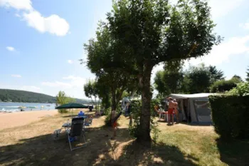 Stellplatz - Komfort Stellplatz Am See - Camping Les Genêts
