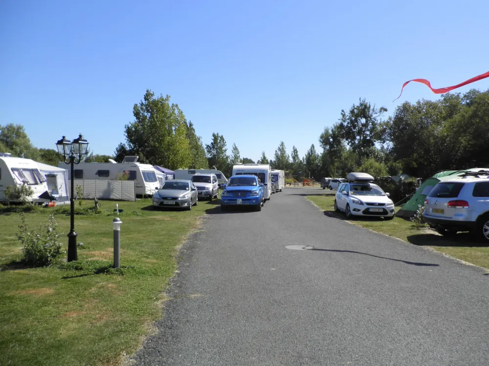 Pitch caravan  + 7.50 m  (water, electricity, drain, 2 people and 1 vehicle) 1/2 Ppl.