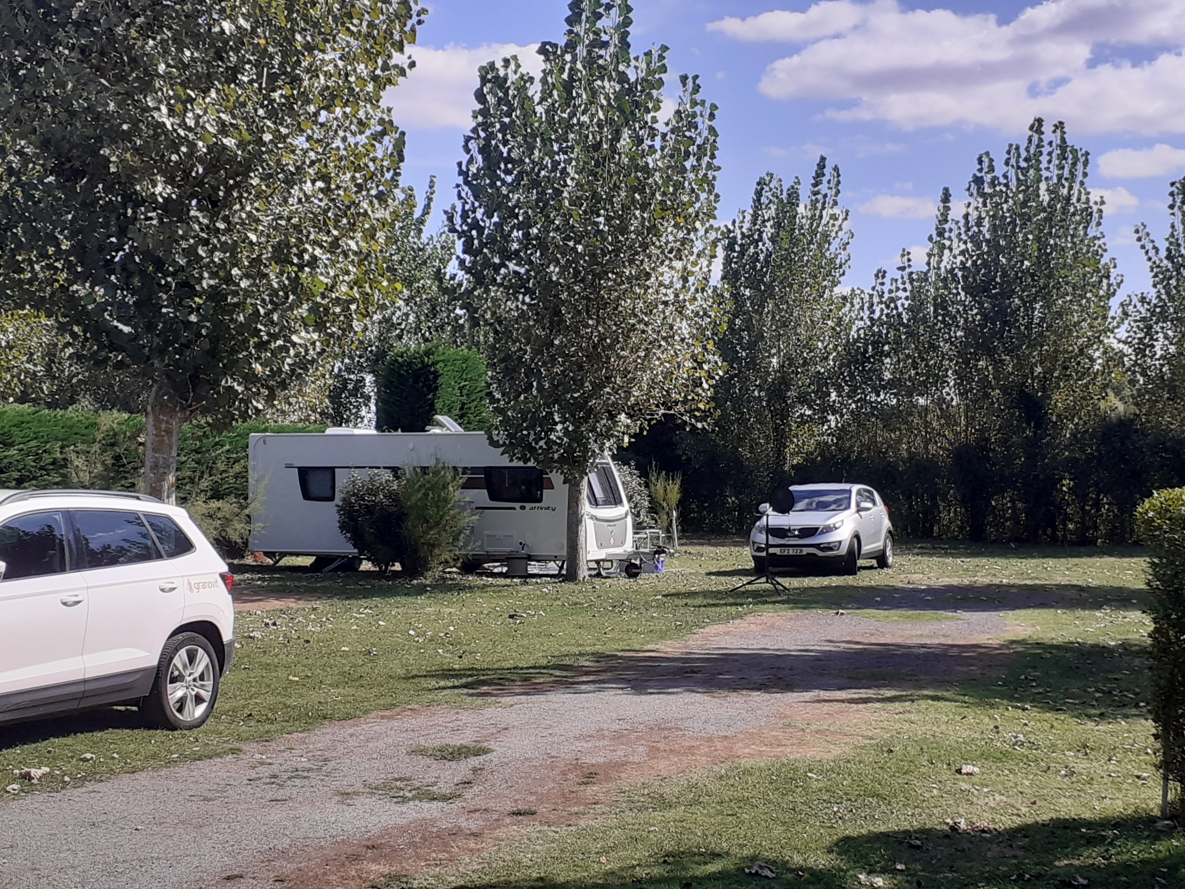 Pitch caravan - 7.50 m  (water, electricity, drain, 2 people and 1 vehicle) 1/2 Ppl.