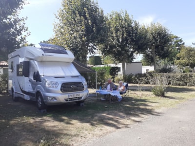 Pitch motor home - 7.50 m (water, electricity, drain, and 1 vehicle) — 4