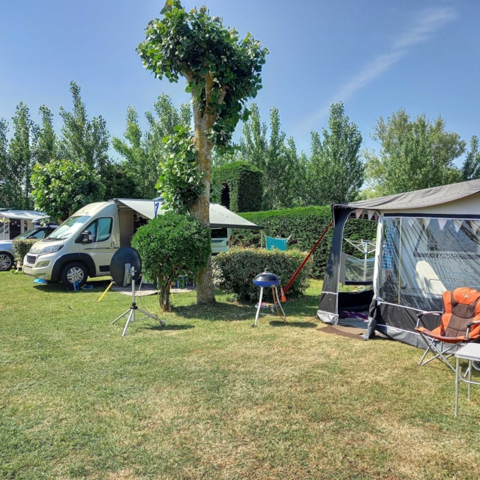 Emplacement Camping Car  - De 7M50 (1 Vehicule, Eau, Electricité , Évacuation Eaux Usées Inclus)