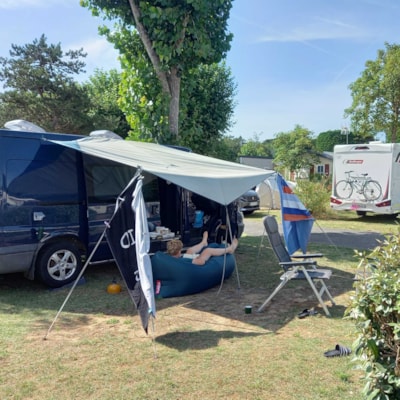 Pitch tent or trailer tent + 7.50 m  (water, electricity and 1 vehicle) — 7