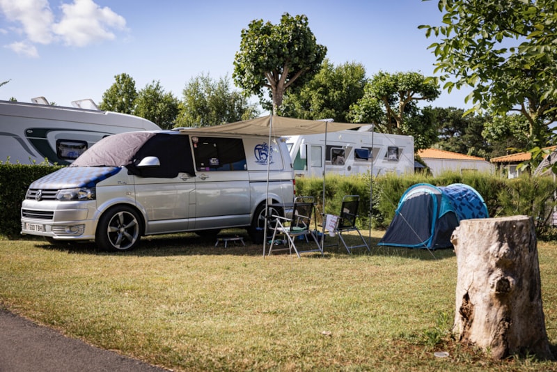Emplacement camping-car - de 7m50 (1 véhicule, eau, electricité, évacuation eaux usées inclus)