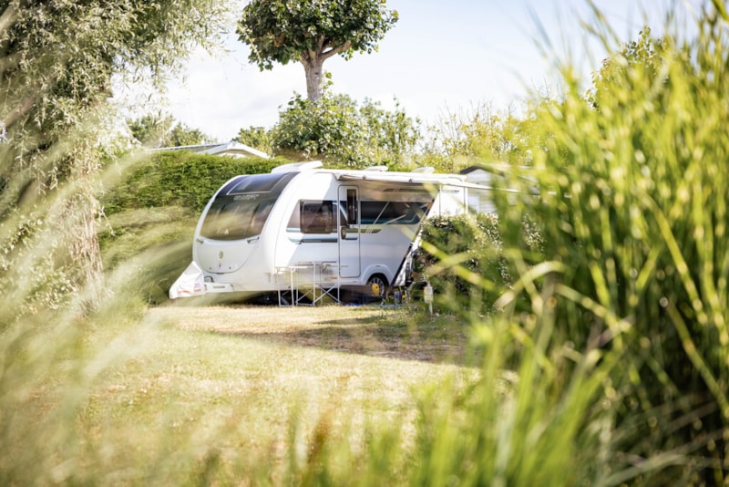 Emplacement caravane + de 7m50 (1 vehicule, eau, electricité, évacuation eaux usées)