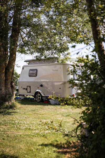 Pitch tent or trailer tent + 7.50 m  (water, electricity and 1 vehicle) — 1