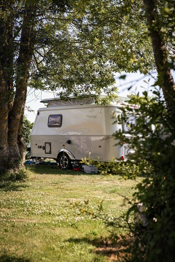 Emplacement tente ou caravane pliante + de 7m50 (eau, electricité, 1 véhicule )