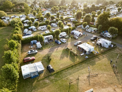 Pitch tent or trailer tent + 7.50 m  (water, electricity and 1 vehicle) — 2