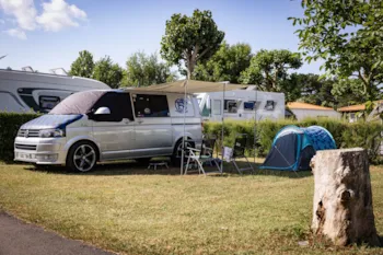 Stellplatz - Stellplatz Für Wohnmobil Oder Umgebauten Lkw – Bis 6,50 M (Wasser, Strom, 1 Fahrzeug) - Bontempo Village La Yole