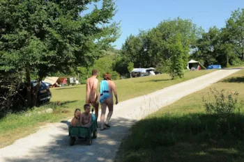 Pitch - Pitch Nature - Camping naturiste Les Lauzons