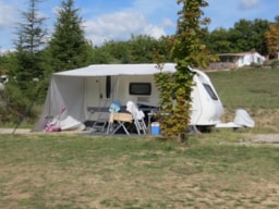Kampeerplaats(en) - Privilègeplaats (Ruimer, Beter Uitgerust Of Met Een Heel Mooi Uitzicht ) - Camping naturiste Les Lauzons