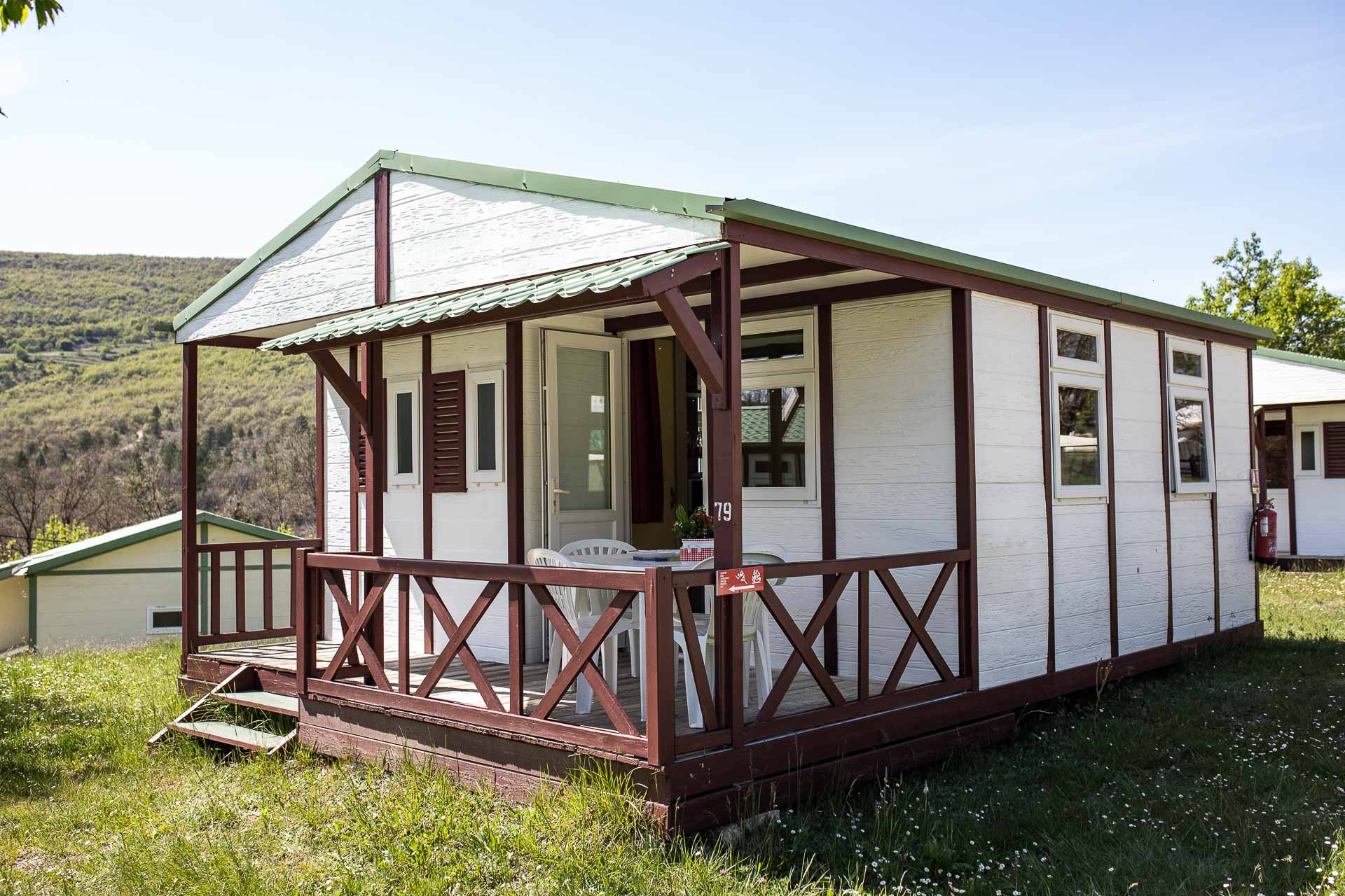 Location - Chalet  Club 33M² (2 Chambres) Dont Terrasse Semi-Couverte - Camping Domaine Naturiste des Lauzons