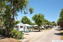 Kampeerplaats(en) - Kampeerplaats Cat. 4 (80 - 100 M²)   Met 1 Caravan En 1 Auto Of 1 Kampeerauto. - Camping LA VIEILLE FERME
