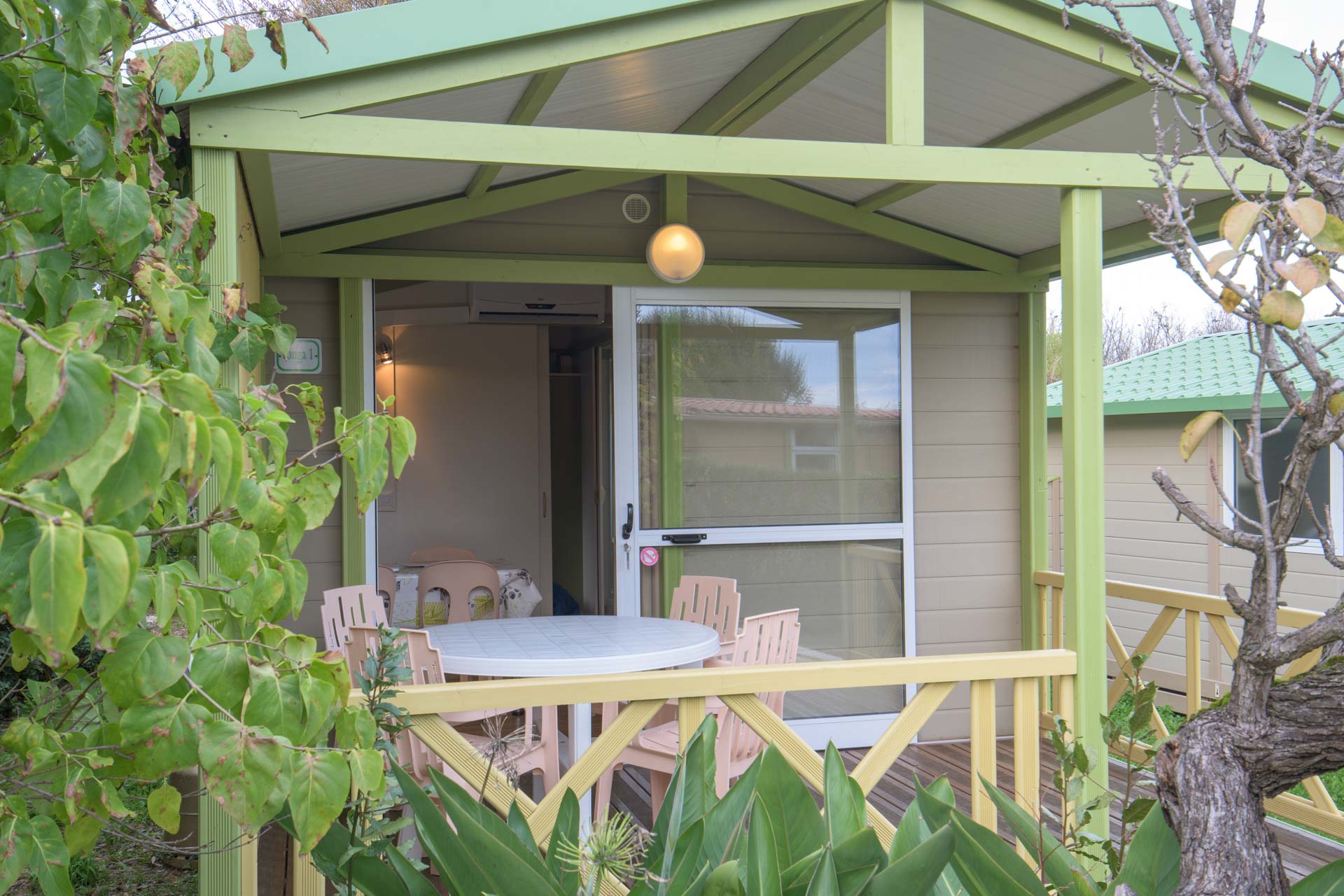 Location - Chalet Tonga 17 M² / 1 Chambre - Climatisation / Terrasse Couverte - Camping LA VIEILLE FERME