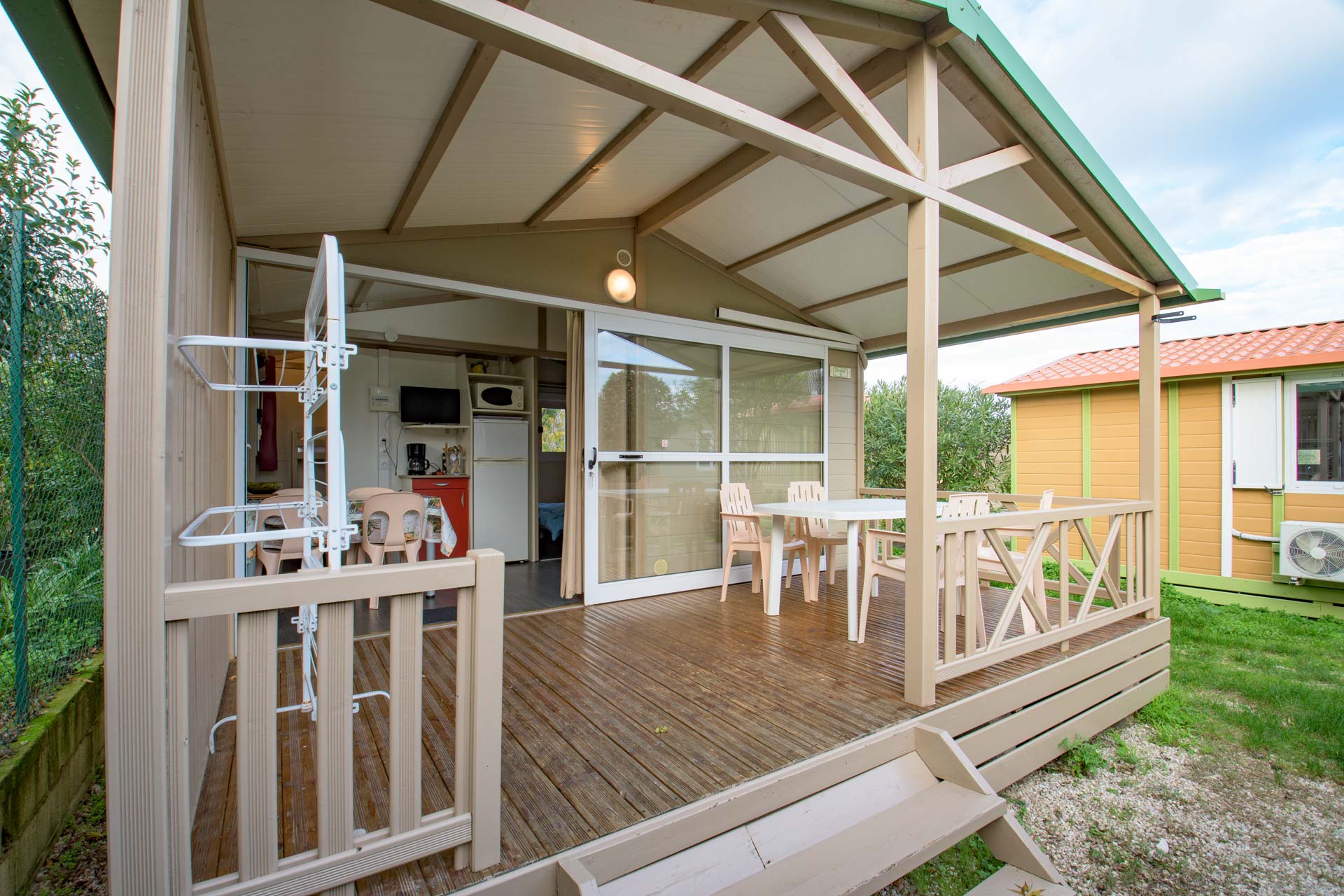 Accommodation - Chalet Nemo 22M² / 2 Bedrooms - Air-Conditioning / Sheltered Terrace - Camping LA VIEILLE FERME