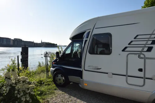 Emplacement - Emplacement Camping-Car/Caravane (Double Essieux Interdit)/Tente+Voiture - image n°8 - Camping Le Rhône