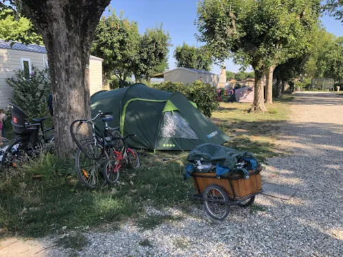 Emplacement - Emplacement Tente Sans Voiture - (Cyclistes Ou Motards) - Forfait 1 Pers - image n°7 - Camping Le Rhône
