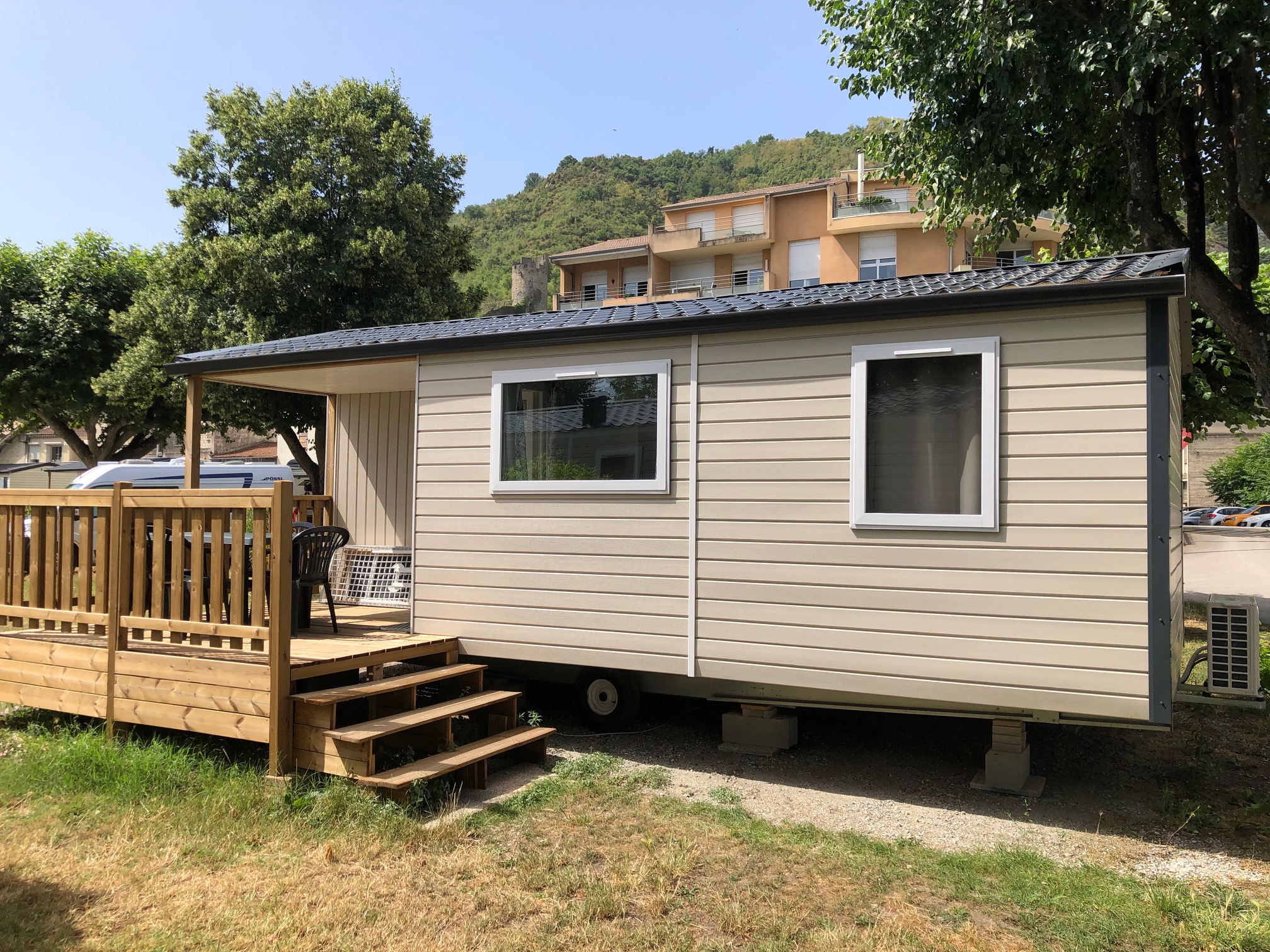 Mietunterkunft - Mobilheim 3/4 Pers. 29 M2, 2 Bedrooms, Bathroom, Wc, With Decking And Air-Conditioning - Camping Le Rhône