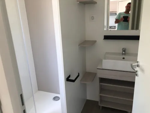 Location - Mobilhome 3/4 Pers. 29 M², 2 Chambres, Salle De Bain, Wc, Avec Terrasse Et Climatisation - image n°6 - Camping Le Rhône