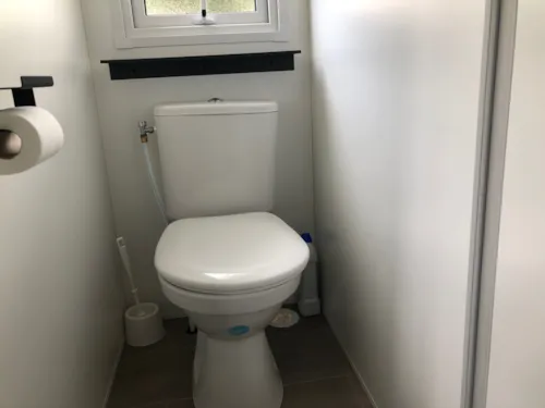 Location - Mobilhome 3/4 Pers. 29 M², 2 Chambres, Salle De Bain, Wc, Avec Terrasse Et Climatisation - image n°7 - Camping Le Rhône