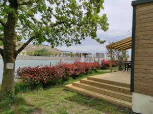 Locatif - PREMIUM LUXE view RHONE MHome 2 pers 32 m2, 2 bedrooms, bathroom, wc, large terrace, airco, dishwas - Camping Le Rhône