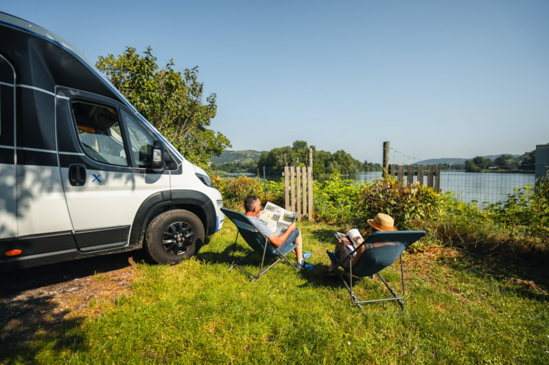 Emplacement camping-car/caravane (double essieux non acceptées)/Tente+voiture