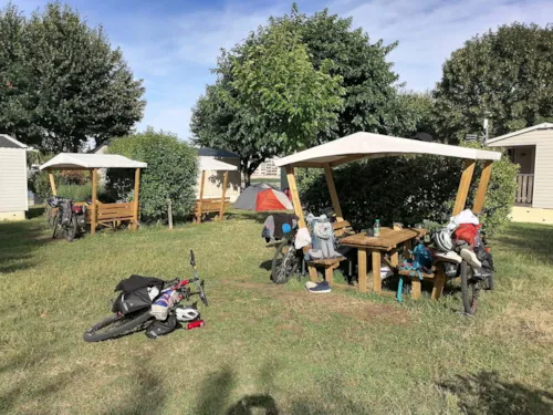 Emplacement - Emplacement Tente Sans Voiture - (Cyclistes Ou Motards) - Forfait 1 Pers - image n°3 - Camping Le Rhône